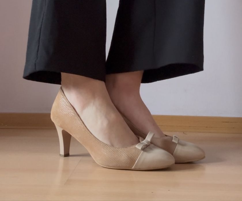 eleganckie buty damskie na obcasie beżowe Lasocki buty z kokardką
