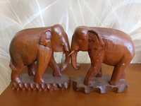 Drewniane słonie na postumencie dwa słonie