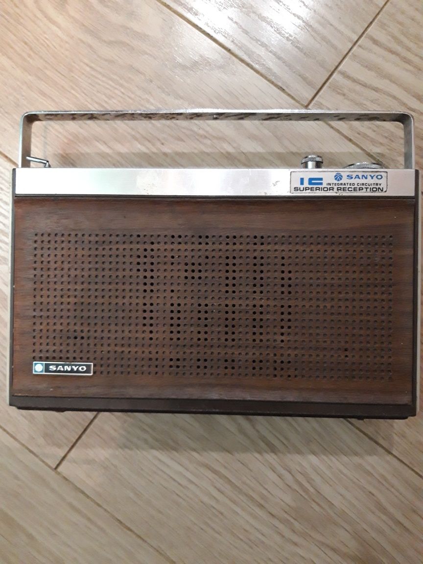 портативный винтажный транзисторный радиоприемник sanyo