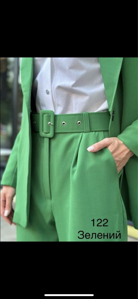 Зелений брючний діловий костюм з поясом