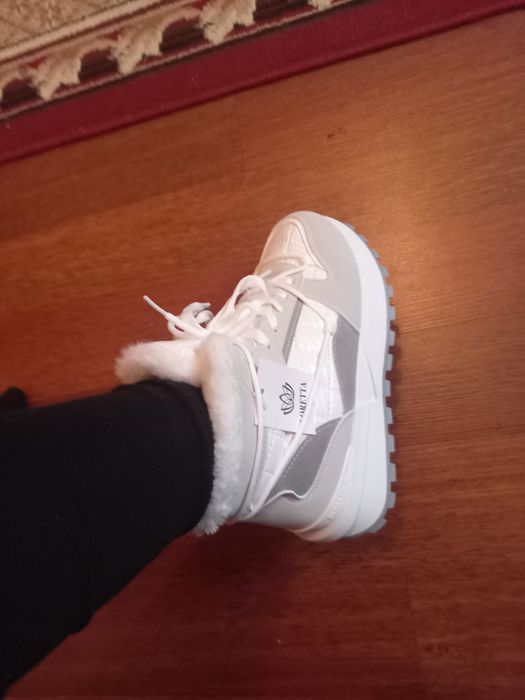 Продам Кросівки зимові