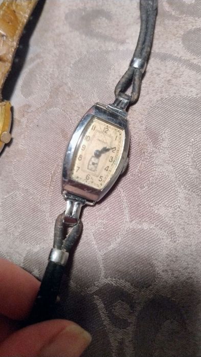 Продам женские часы