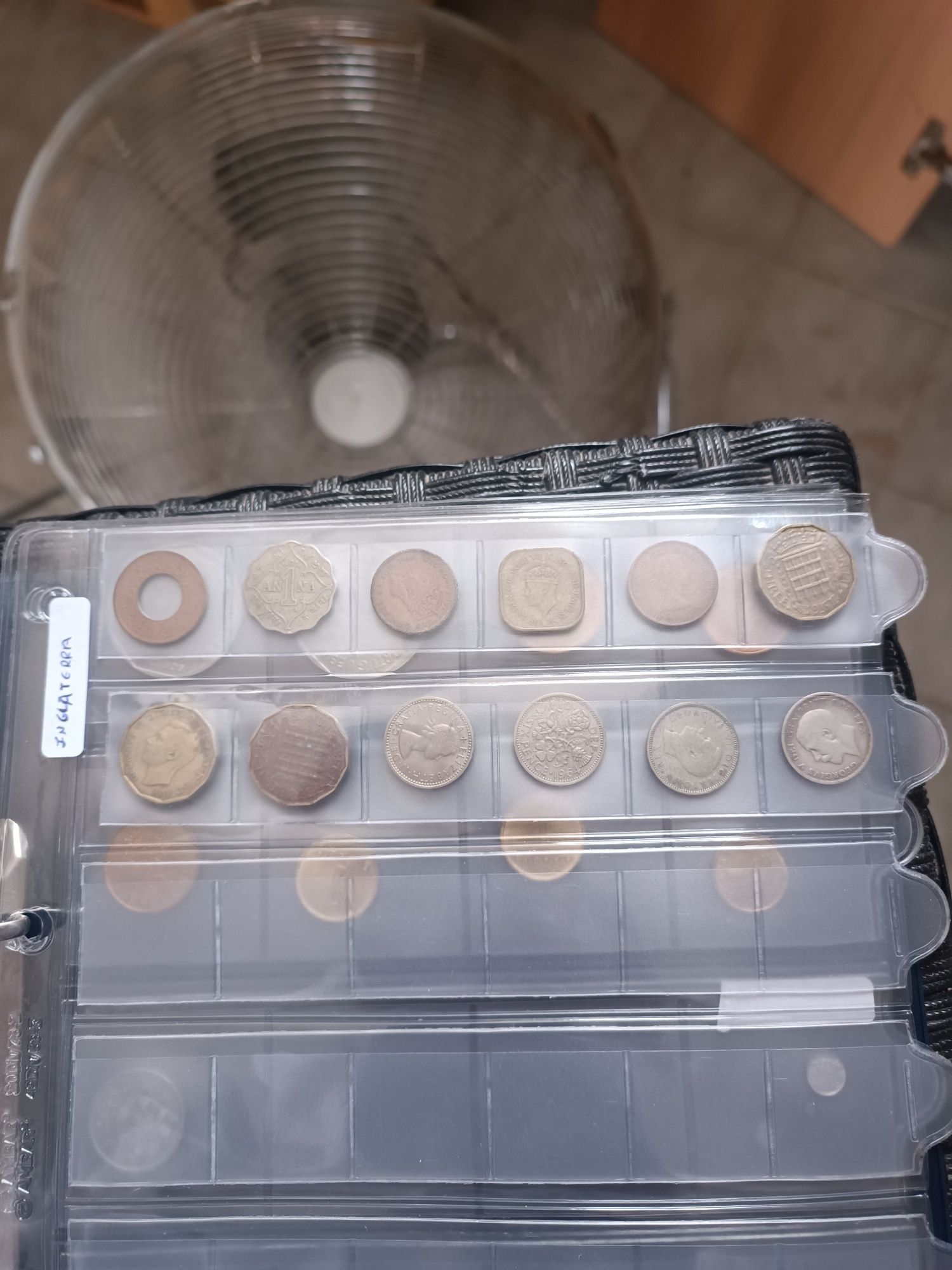 Varias moedas capas e dossier