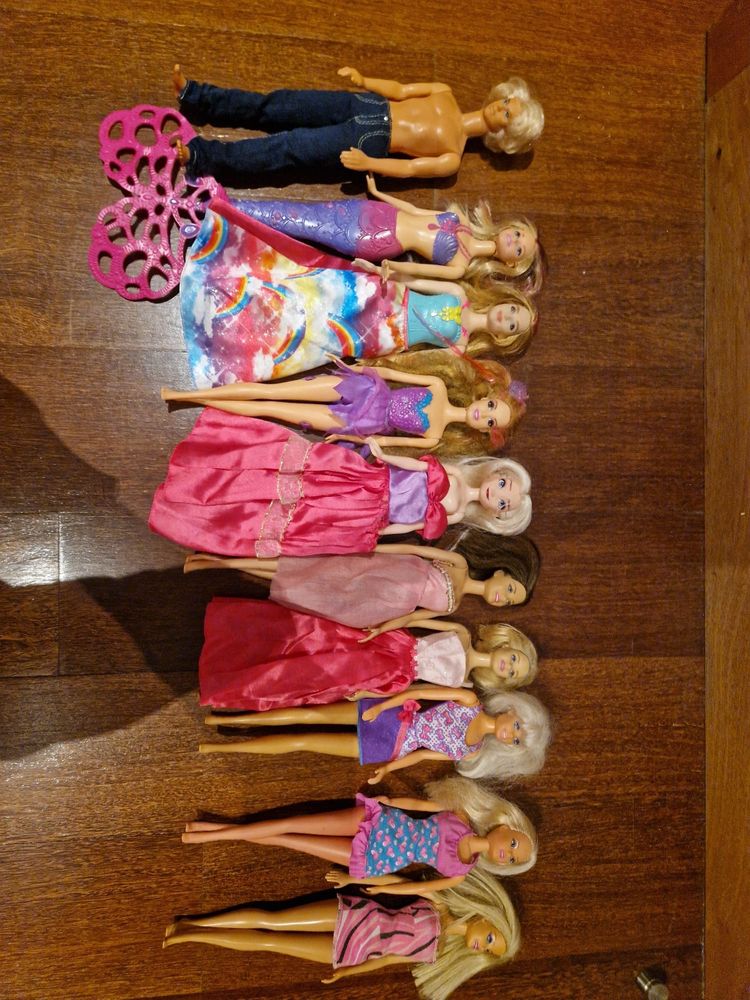 Conjunto de varias Barbies e um Ken