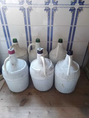 Garrafões vazio de Vidro e Plástico Antigos para Vinho