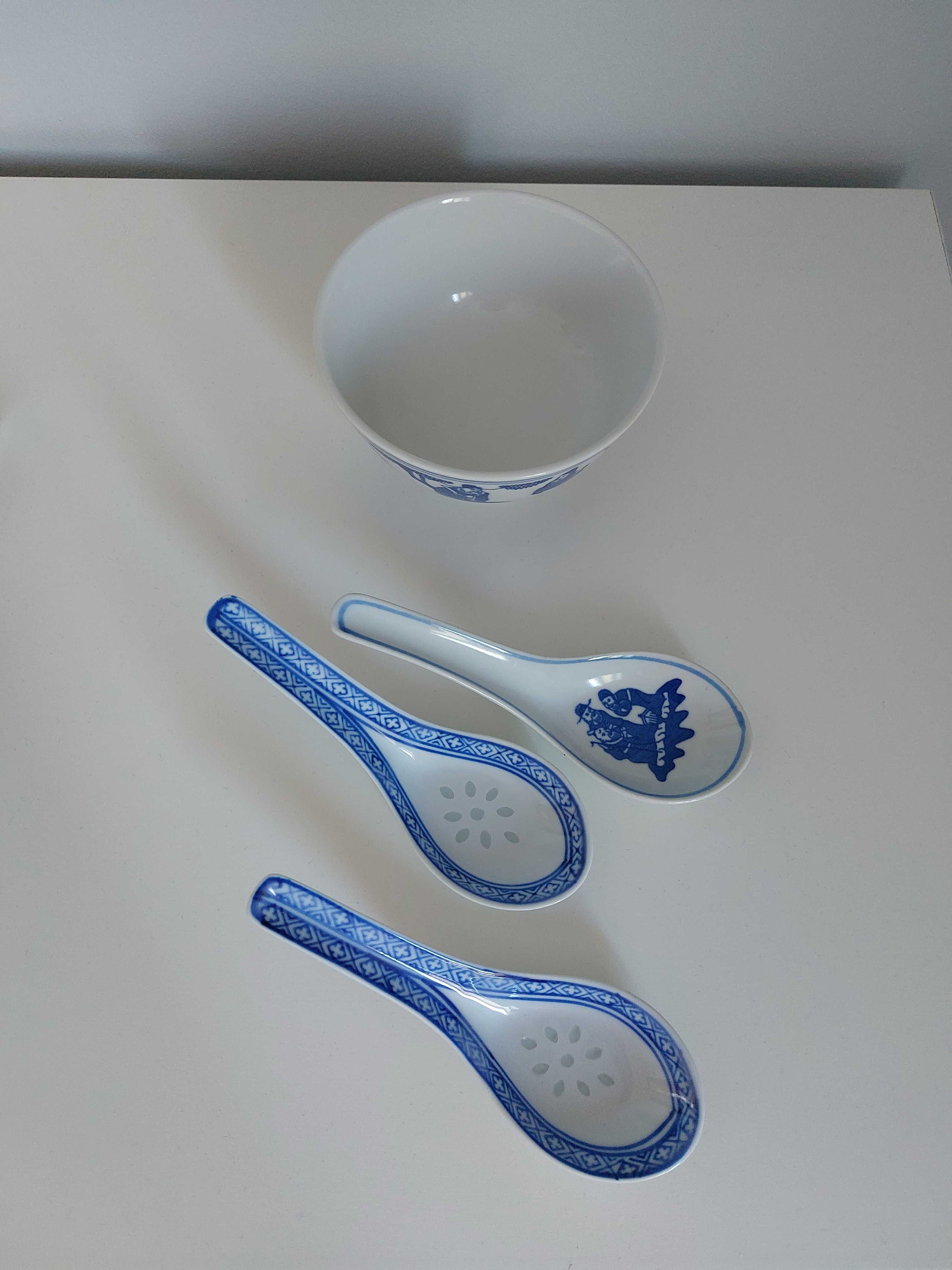 biało-niebieska miseczka do ramenu z 3 łyżkami, porcelana