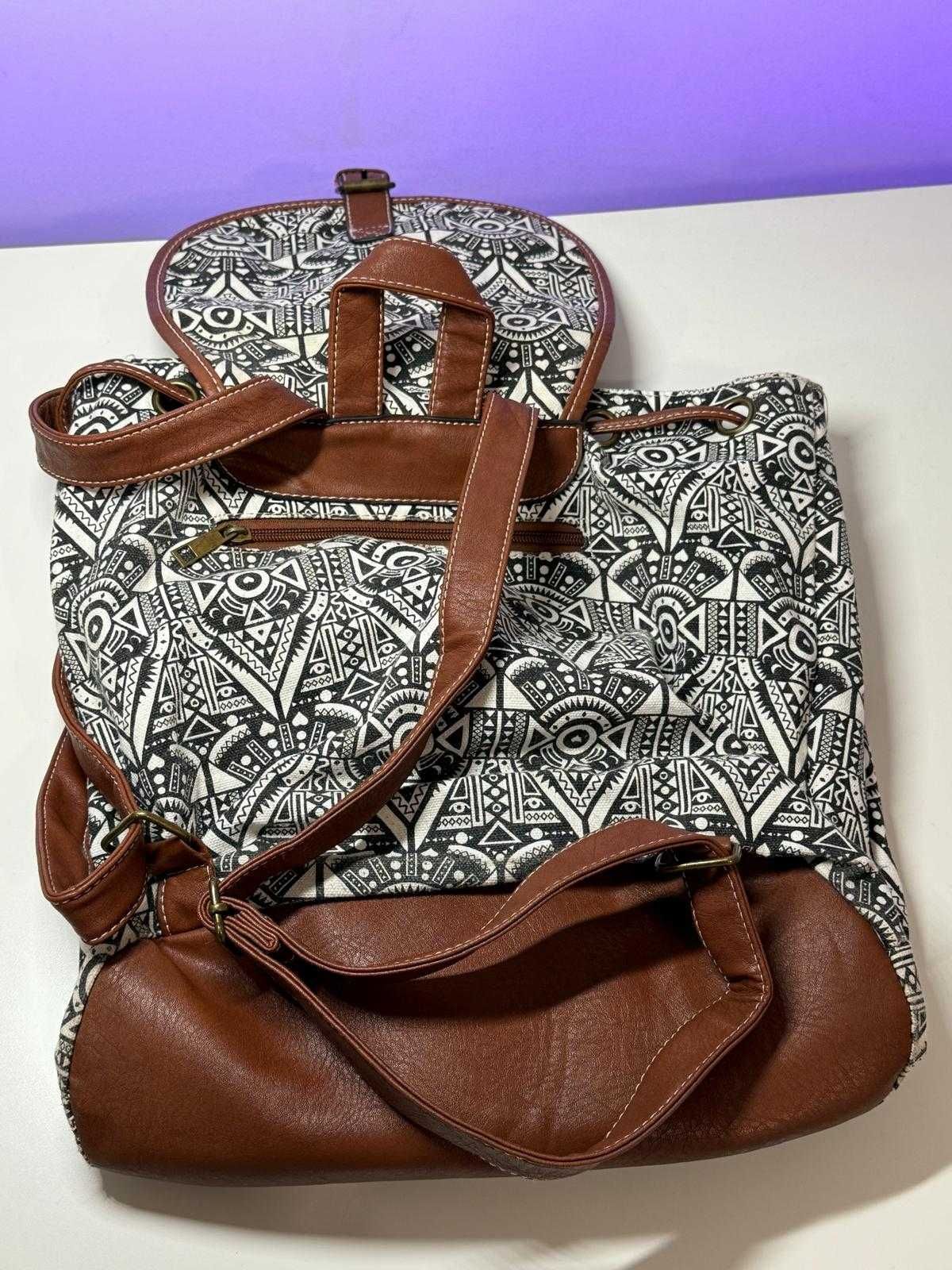 Mochila com padrão preto e branco
