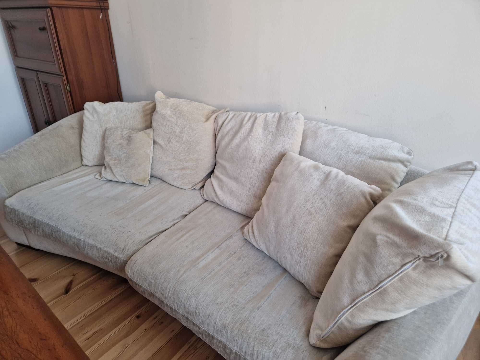 Wygodna sofa z poduszkami