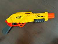 Nerf blaster i mały pistol