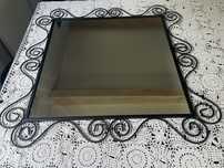 Lustro w metalowej ramie