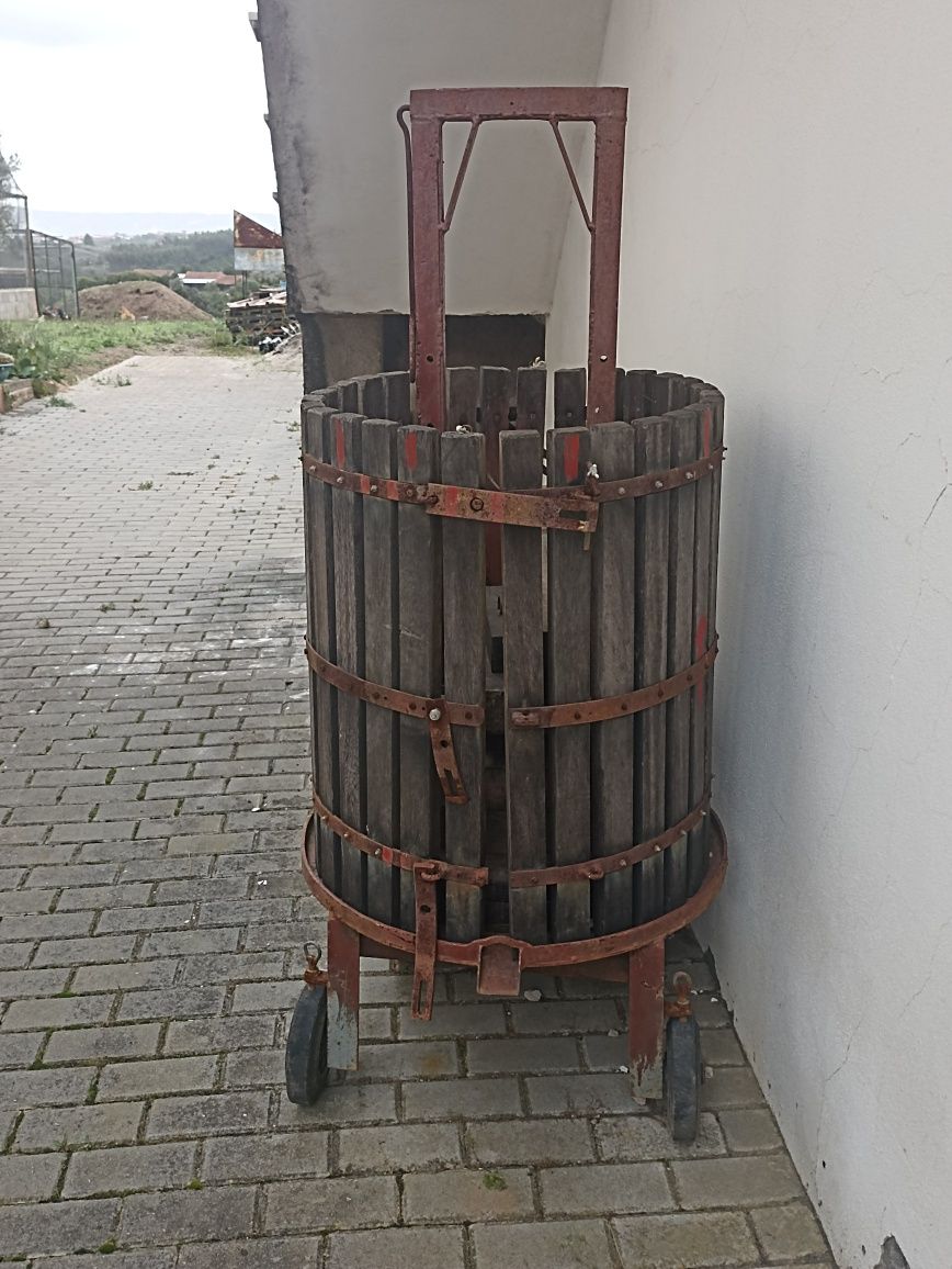 Prensa uvas sem macaco