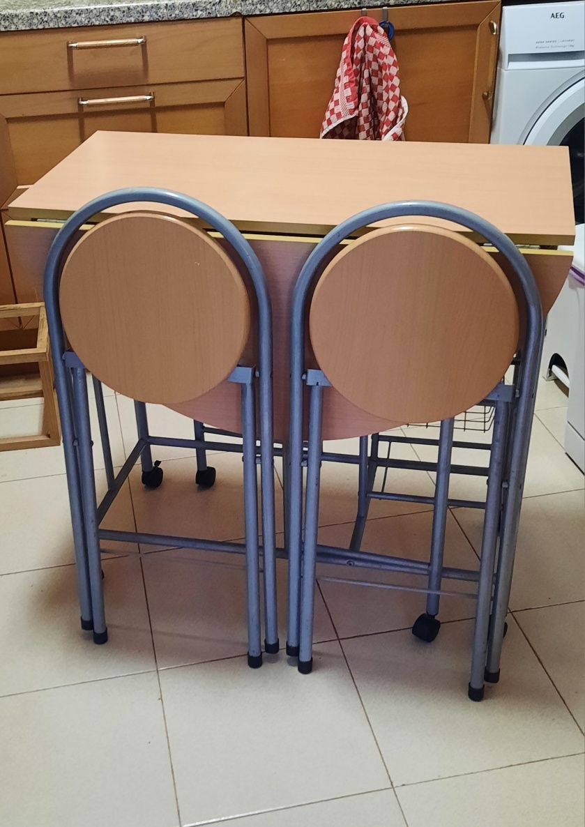 Mesa de cozinha com 2 cadeiras