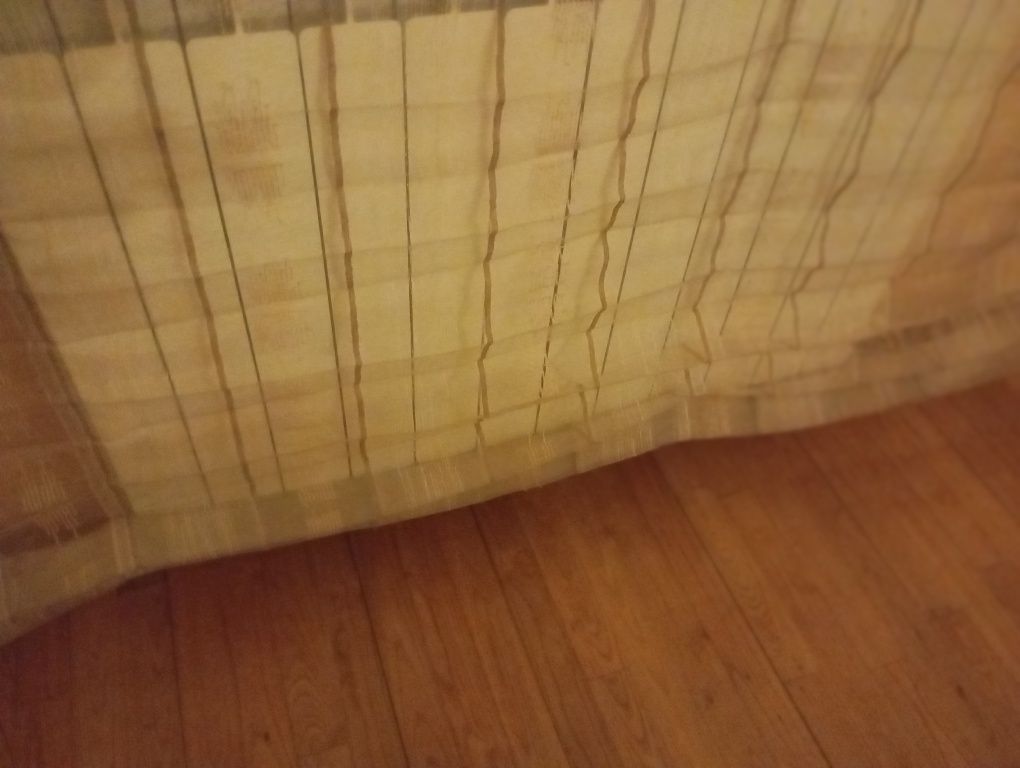 Duas cortinas tipo romanete