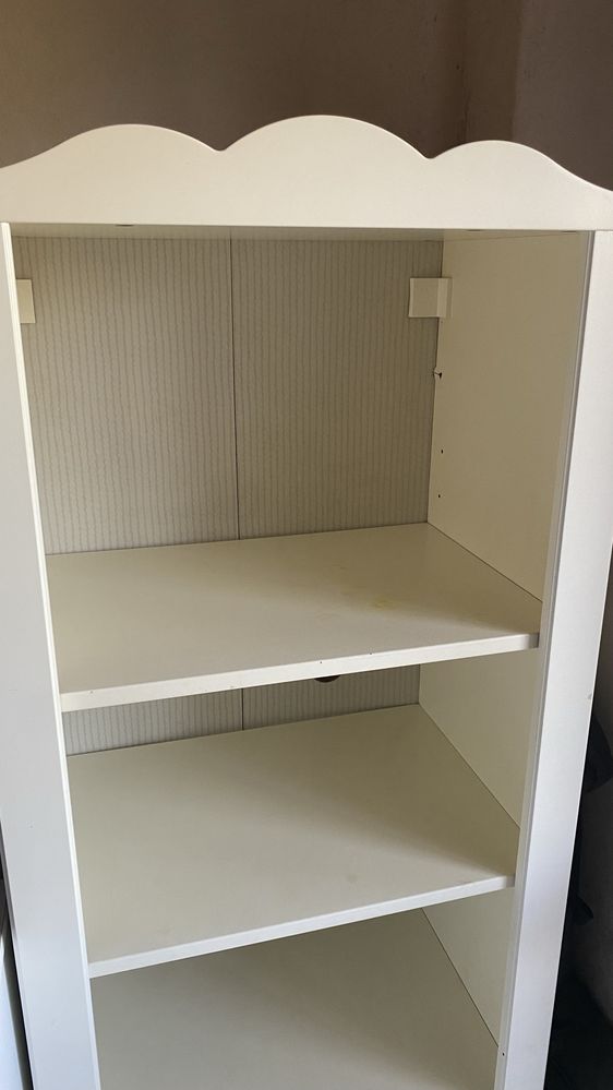 Armário IKEA com parteleiras