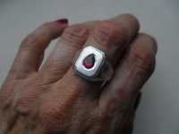 Srebrny pierścionek - sygnet z rubinowym kamieniem - cena ost
