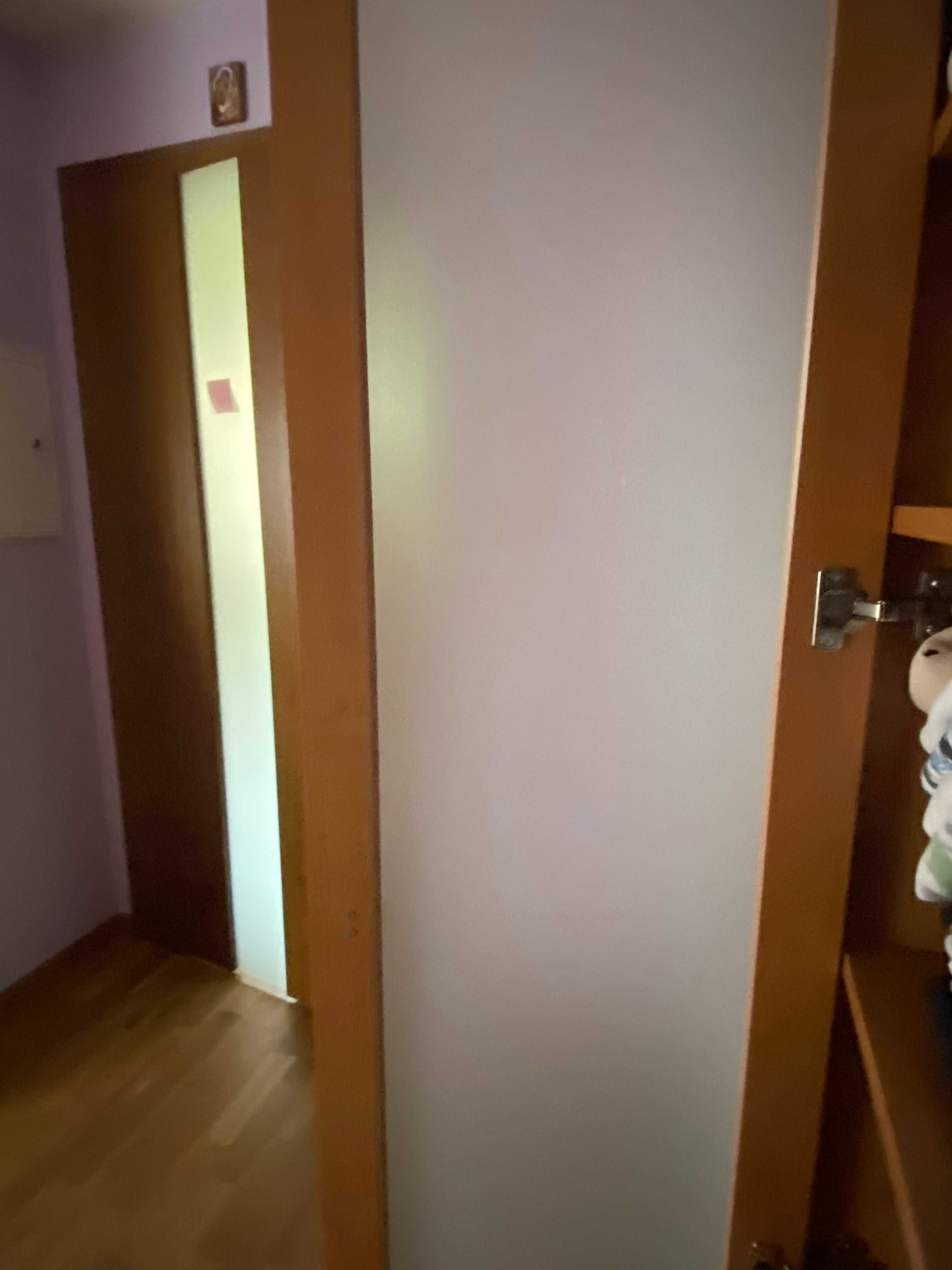 Szafa z drzwiami w kolorze mlecznym BRW