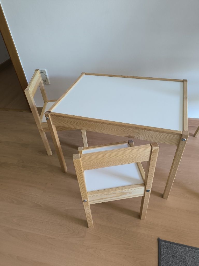 Mesa para criança com 2 cadeiras