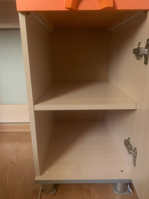 Biurko i szafka na ściane