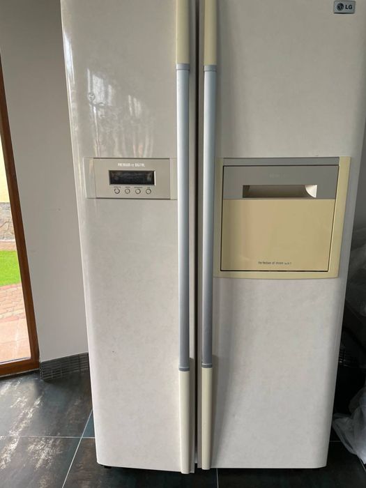 Холодильник двохдверцевмй