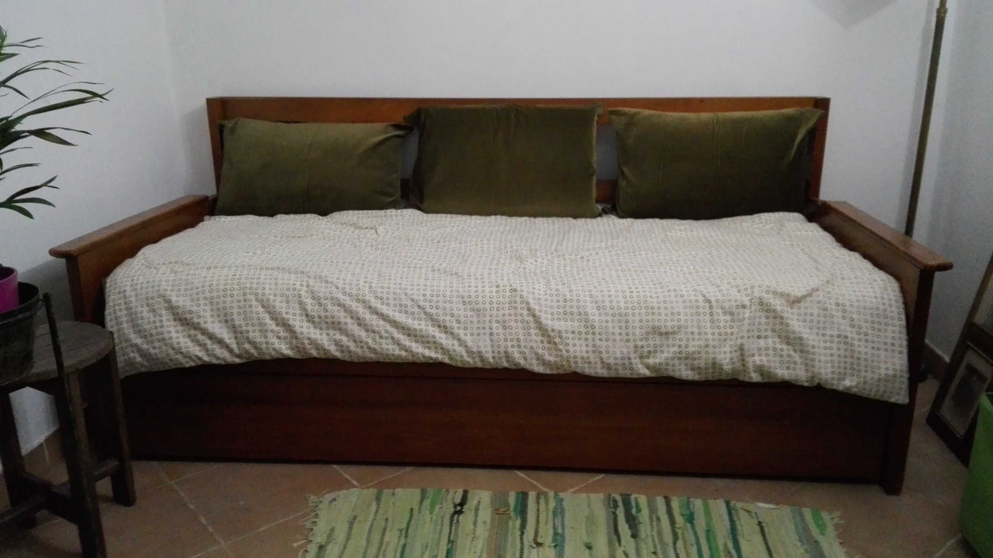 Cama individual em madeira