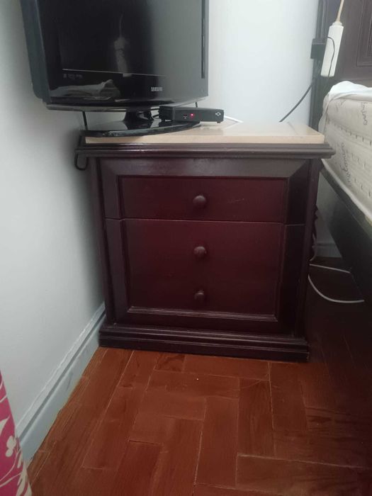 Conjunto de Mobilia de Quarto em Madeira Maciça e tampos em mármore