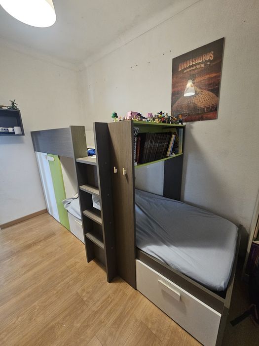 Cama beliche com arrumação