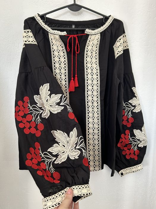 Czarna bluzka z haftem