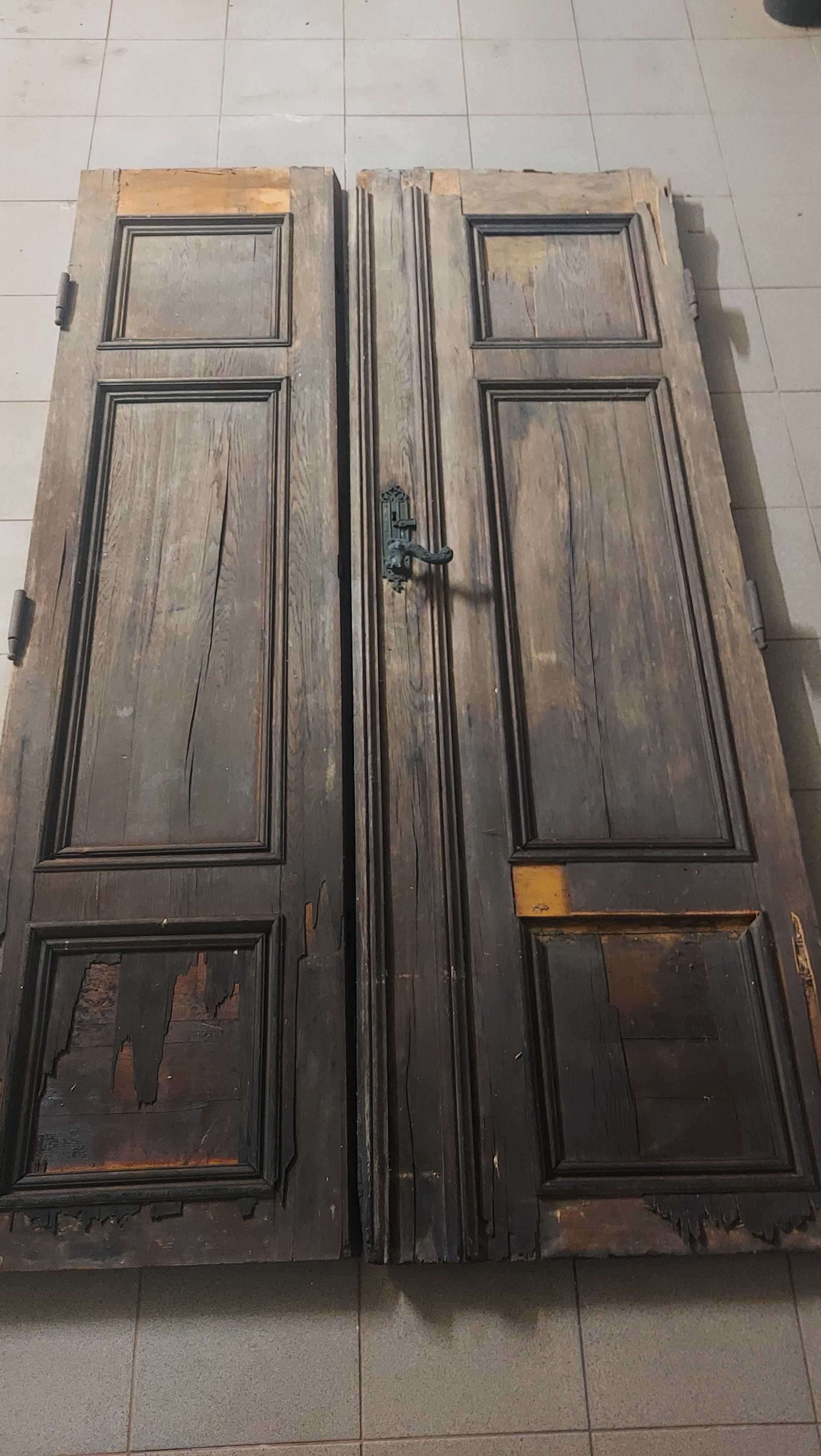 Stare drzwi zamkowe do odnowienia antyk