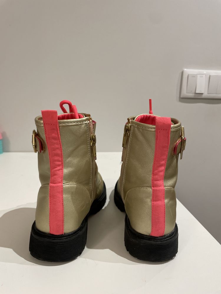botas douradas e rosa de sola grossa e quentes