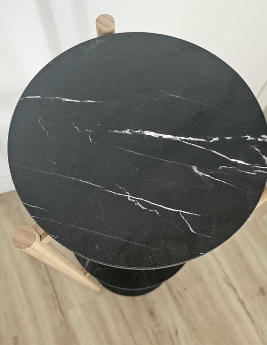 Estante com 03 prateleiras redondas com acabamento que imita mármore