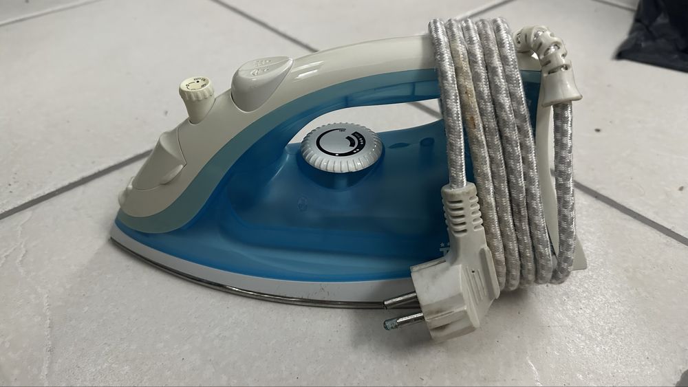 Ferro de engomar a vapor — azul — em bom estado