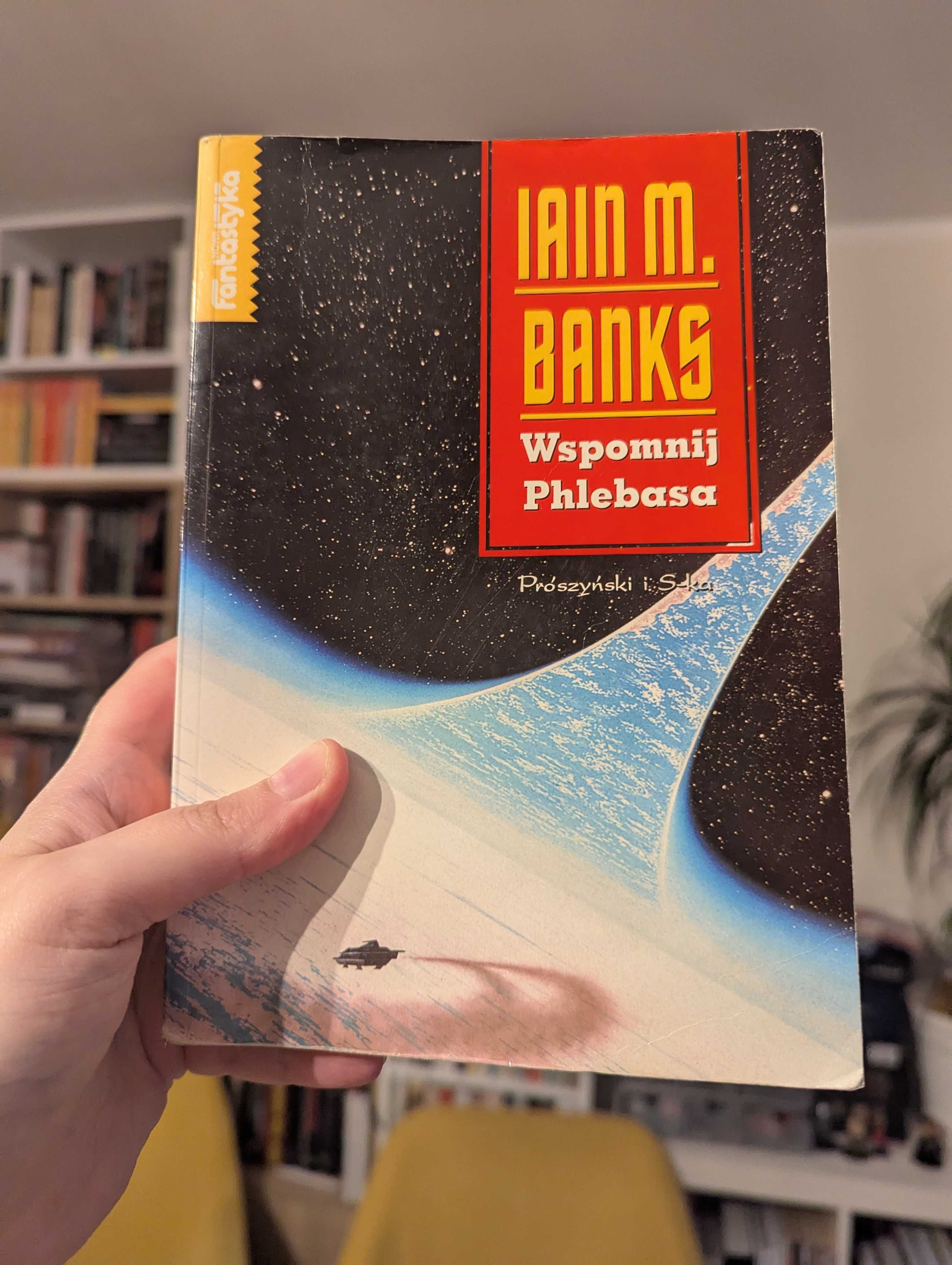 Wspomnij Phlebasa, Iain Banks