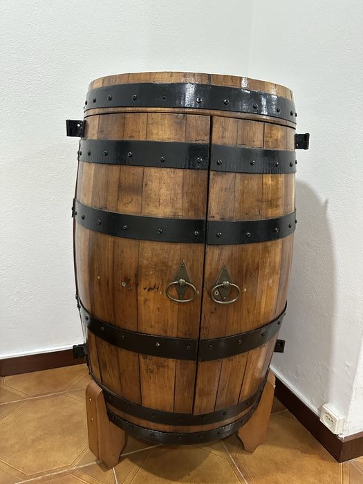 Barril em madeira com detalhes em ferro