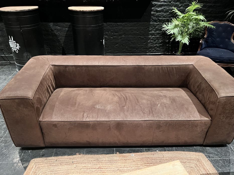 Sofá castanho para duas pessoas