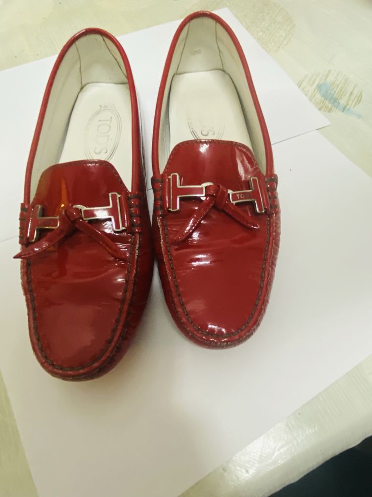 Sapatos tods vermelhos em pele