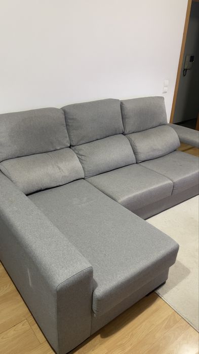 Sofá com chaise e arrumação
