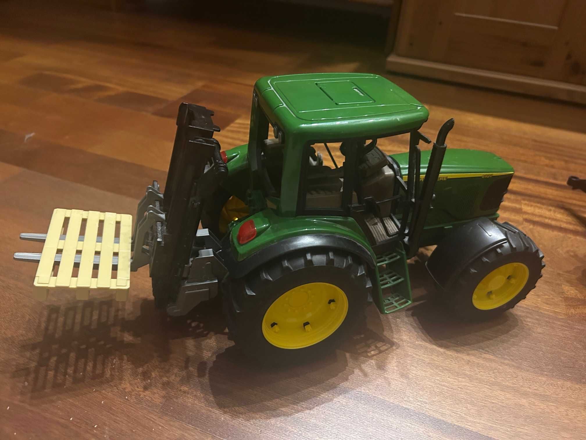 Zestaw Bruder: John Deer + 2 przyczepy  + podnośnik + figurka