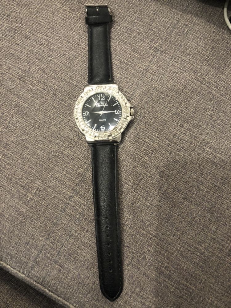 Tanio piękny zegarek Quartz damski srebrny z czarną opaską