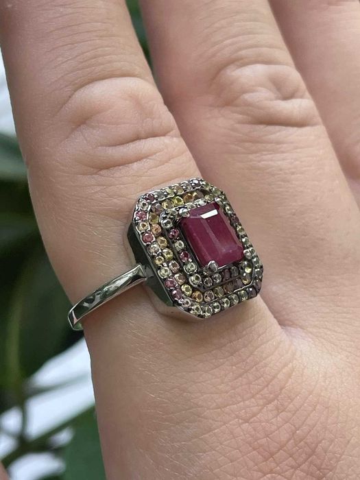Серебряное кольцо 925 пробы с рубином и цветным сапфиром. Р.19.25