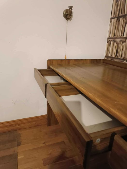 Szerokie biurko z drewna