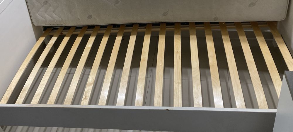 Białe łóżko z litego drewna w dobrym stanie