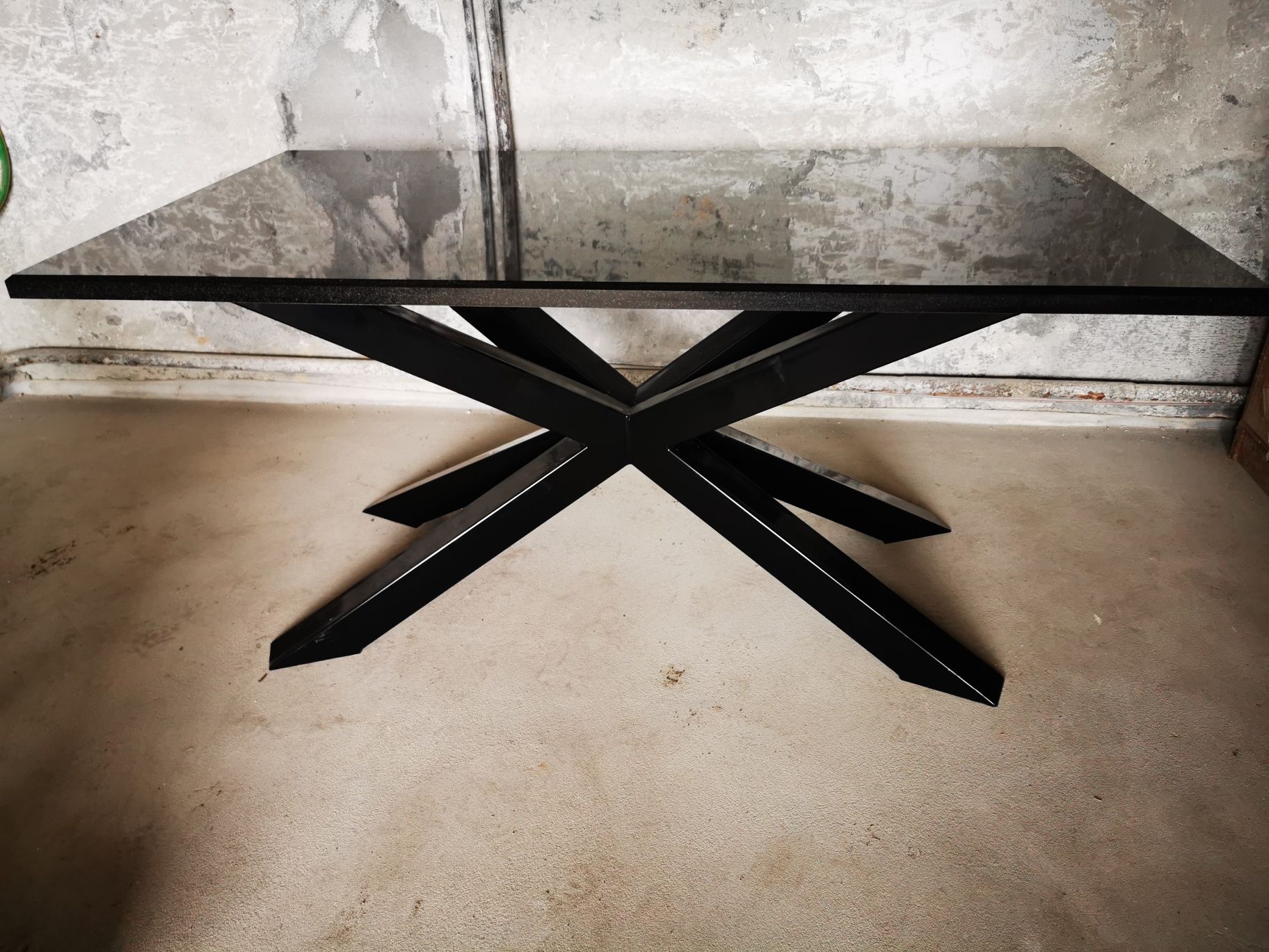Stół Granitowy z stelażem metalowym.