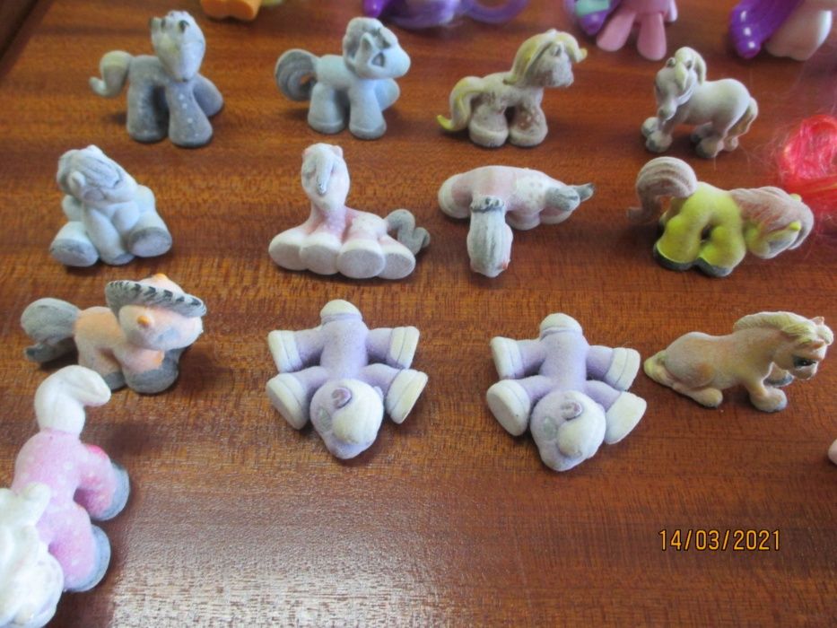 36 cavalinhos de várias colecções