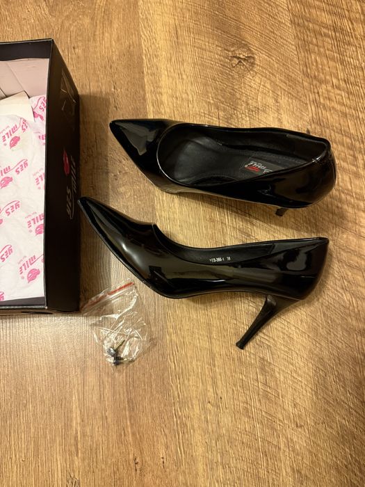 Чорні лаковані туфлі на підборах, 38 розмір