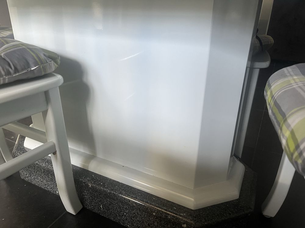 Mesa en pedra e madeira lacada com 6cadeiras