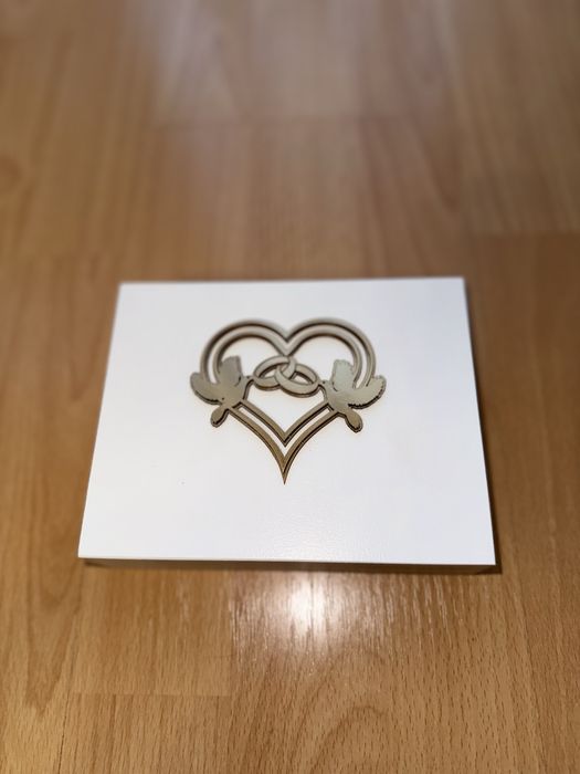 Białe pudełko na koperty i szkatułka na obrączki