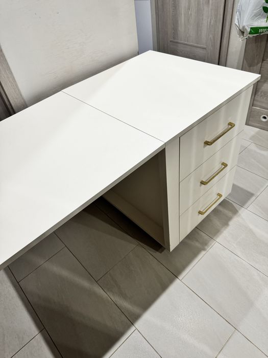 Mobilne biurko robione na zamówienie – solidne i funkcjonalne!