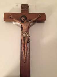 Cristo em marfinite crucificado em cruz de madeira