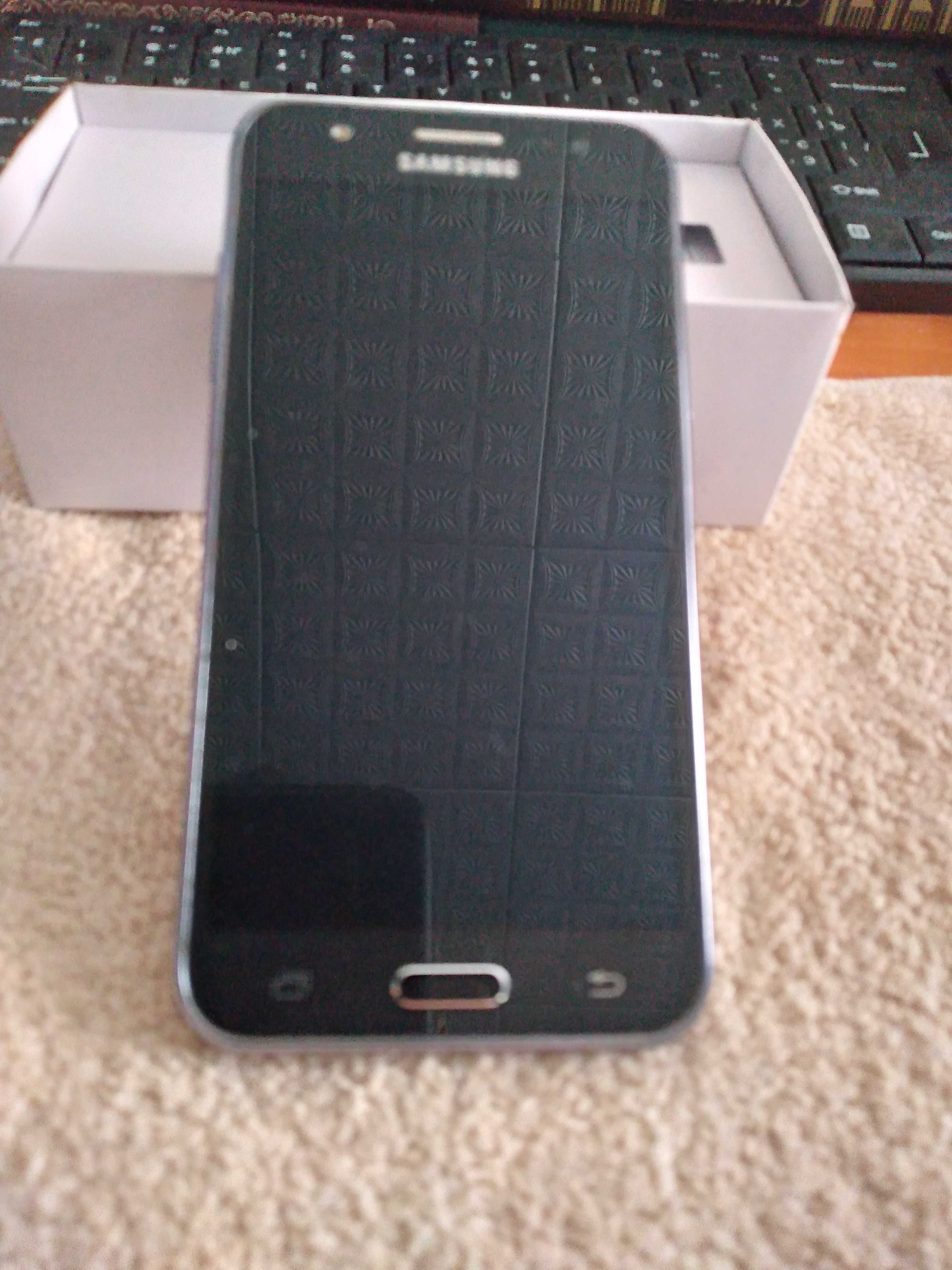 Телефон Samsung Galaxy J5.