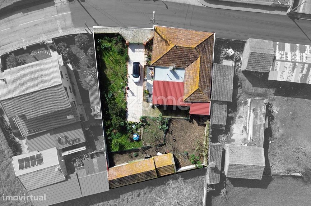 Moradia com terreno e anexos